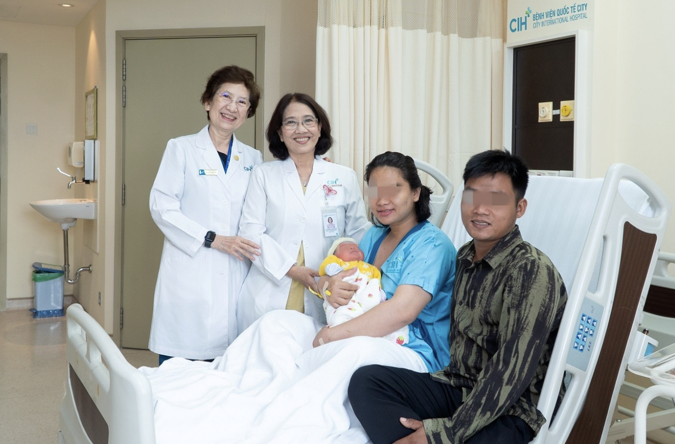 Vi phẫu tìm tinh trùng: Cánh cửa làm cha mở ra cho người đàn ông vô sinh